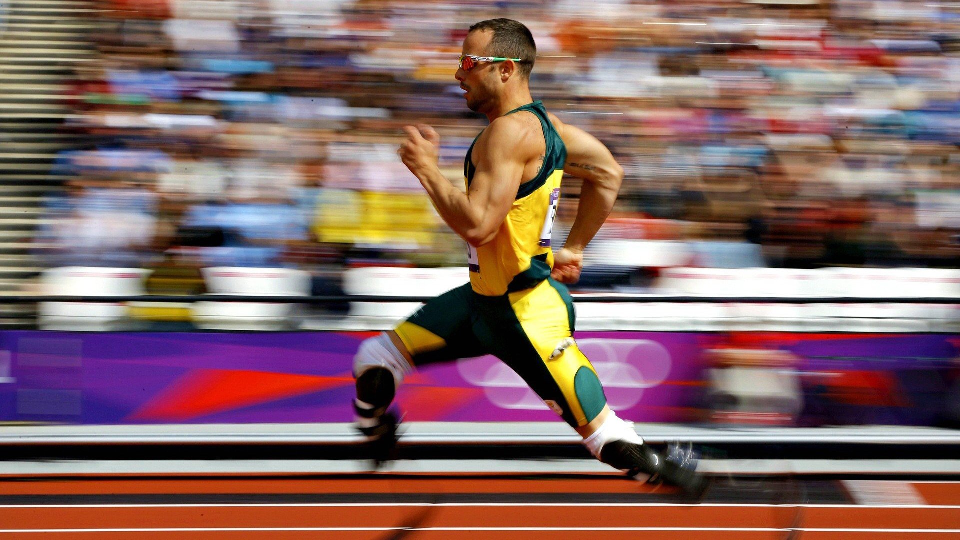 美因茨球队在场上展现出稳定发挥，取得胜利，美因茨队主客场球衣